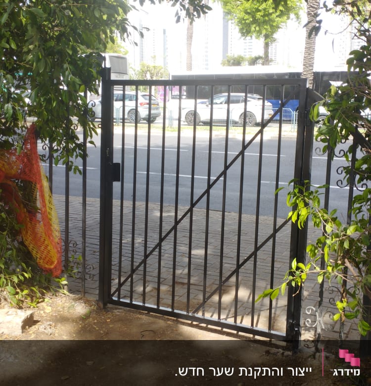 שער מתכת שחור עם סורגים אנכיים ואלכסוניים